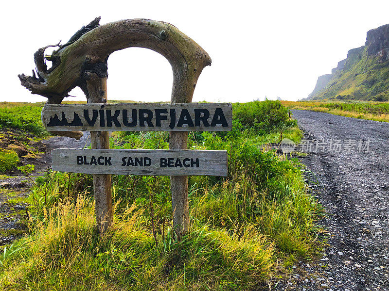 Vík í Mýrdal，冰岛:“Vikurfjara黑沙滩”乡村标志